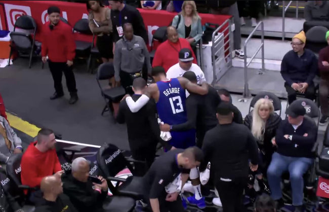 保罗乔治右膝严重受伤！对抗抢篮板时被多尔特撞倒