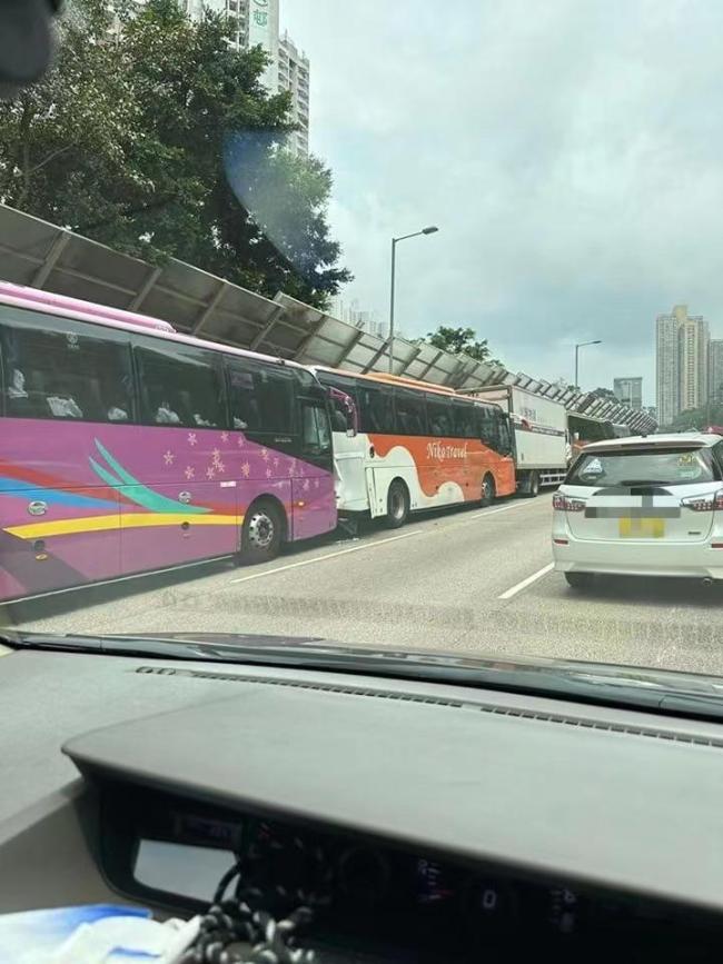 惨不忍睹！香港多车发生连环相撞 约75人受伤 200多名学童在车上！事故原因尚待调查