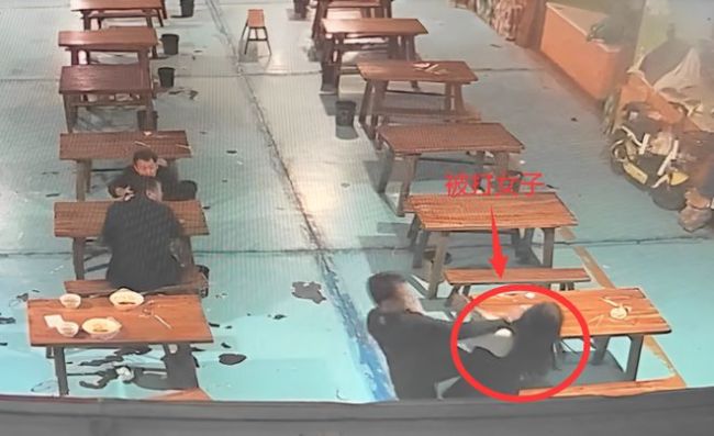 咸阳一女子在美食城被多男追打 下手狠毒监控曝光全过程