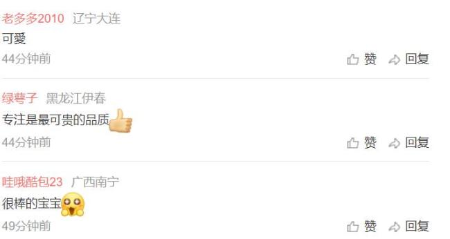 成都街头小男孩忘我练舞