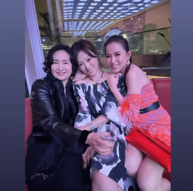 章泽天出席香港名流聚会，一身大牌与女强人同框丝毫不输