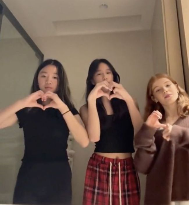 张庭女儿与同学跳舞很有感觉 身材也是相当火辣的不受父母传销影响