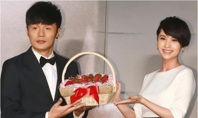 甜蜜！杨丞琳去了李荣浩演唱会 还叫大家不要喊她名字