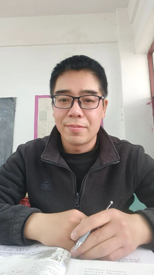 老师上课时突然劈叉 学生们看得目瞪口呆纷纷鼓掌