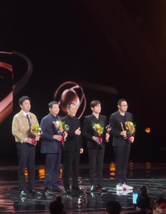 张艺谋为易烊千玺颁奖，排面！