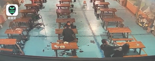 警方通报女子在美食城内遭多人殴打：涉事三人已到案