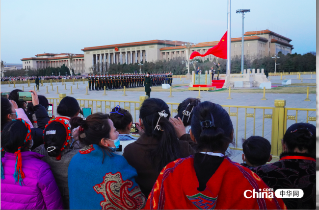 图为“2023年西藏基层妇联干部赴京学习参观团”学员们来到北京天安门广场观看升国旗仪式