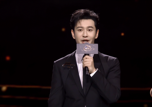 李冰冰黄晓明讲悄悄话被嘲没情商 与前妻杨颖同台画面被粉丝路人分析