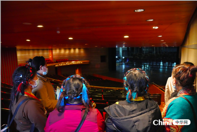 图为“2023年西藏基层妇联干部赴京学习参观团”学员们参观国家大剧院