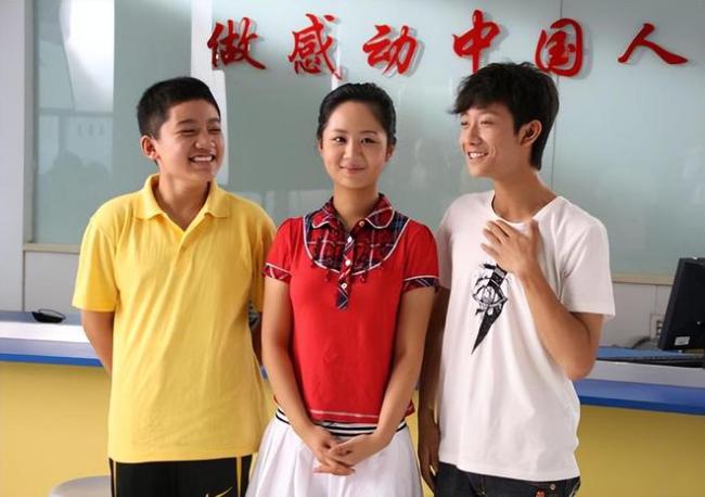 张一山晒与尤浩然合影喊了那么多年满足你可是你的脸太大了