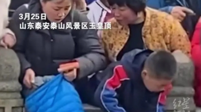 俩男孩跳进许愿池捞钱