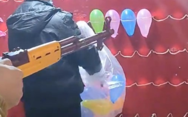 男子夜市打气球百发百中，网友：老板裤衩子都赔了