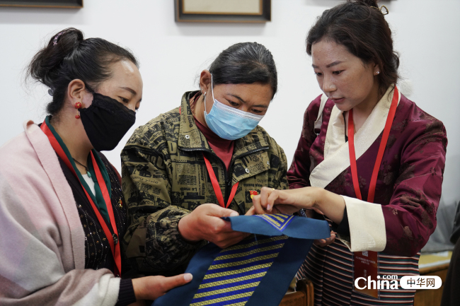 西藏基层妇联干部参观北京唐人坊 感受非遗魅力