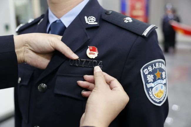 007704警号重启！父亲牺牲11年 儿子对警旗宣誓！