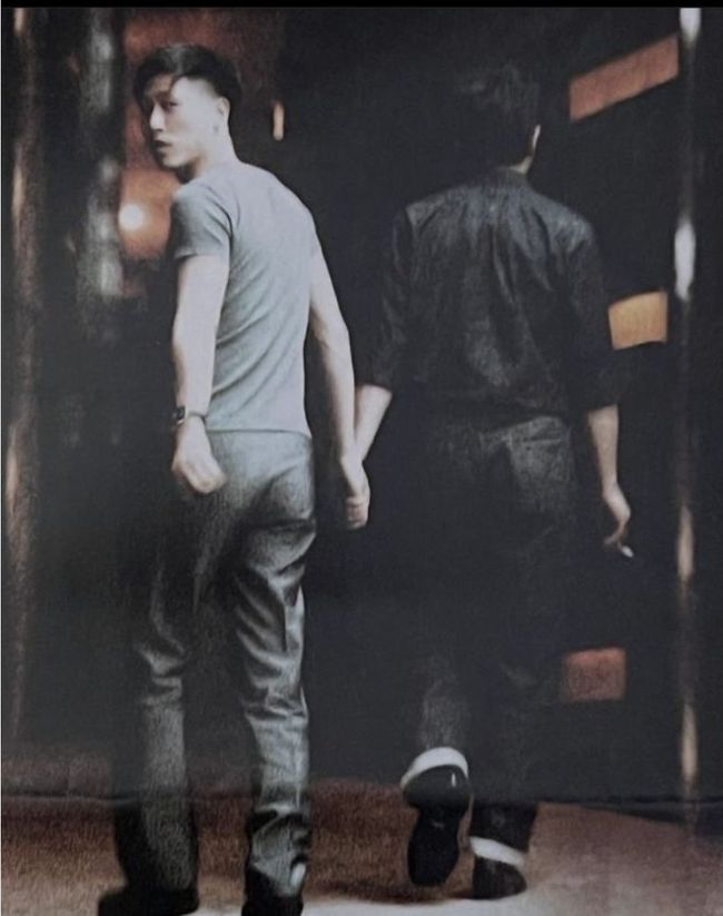 张国荣去世20周年，昔日爱人唐鹤德晒跨世纪牵手照悼念：夜阑静，有谁共鸣 