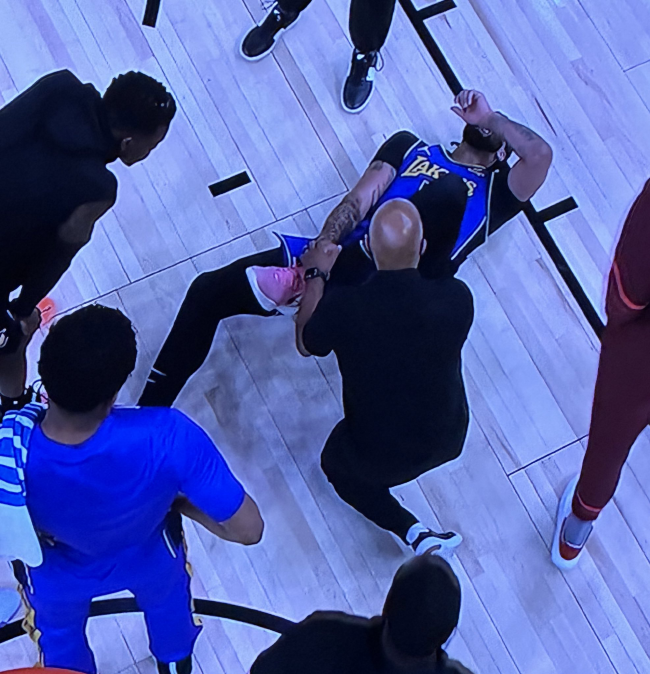 浓眉哥崴脚痛苦倒地，所幸虚惊一场 简单治疗后回归