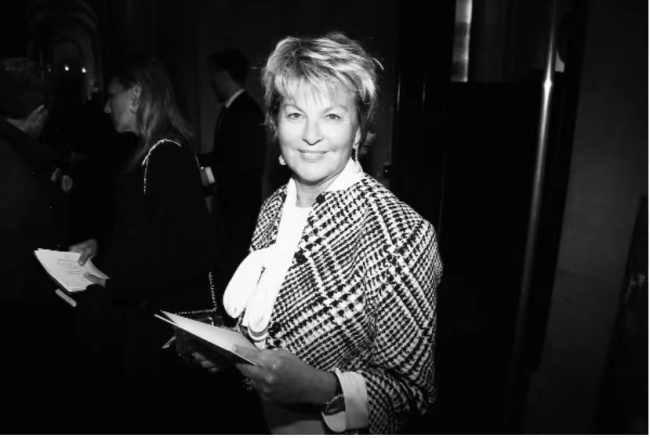 痛心！UCCA创始人之一 米莉恩·尤伦斯遭枪击遇害！疑犯系自己继子