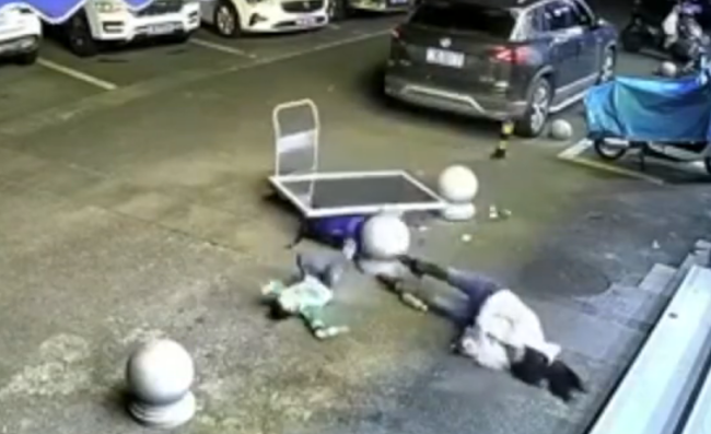 监控拍下整扇窗户从高空掉下砸中母子三人 居委会回应
