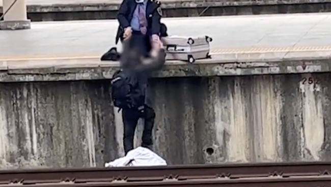男乘客欲横穿铁道被拉起：乘客欲横穿铁路站台被罚！