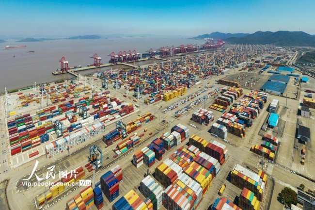 浙江：宁波舟山港迎来全球最大集装箱船
