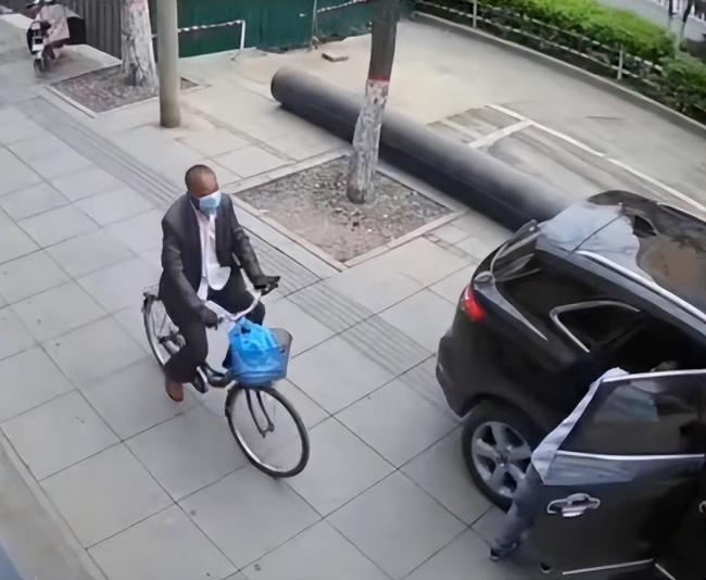 男子开车门疑遭老人碰瓷 碰瓷现象是否应列入法律范围？ 