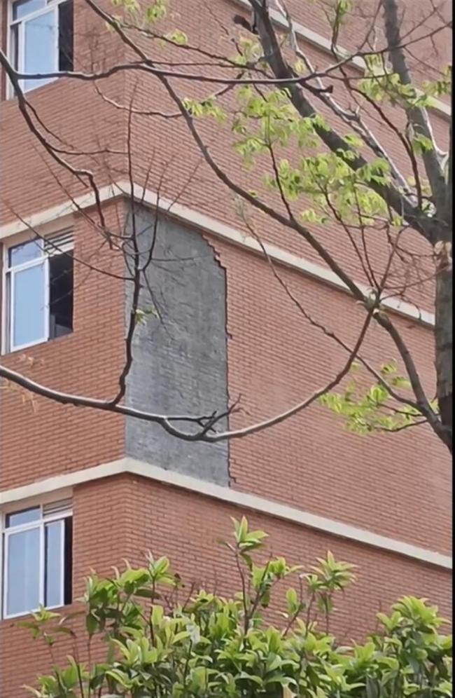 长沙一小学外墙脱落砸伤四名学生 孩子仍未度过危险期 教育局回应：正在处理此事！