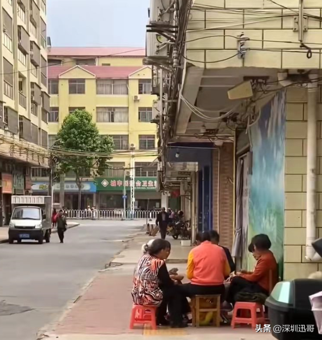 心酸一幕！为方便打牌，广东老人将孩子放在凳子下面，拍摄者：哭得好大声！