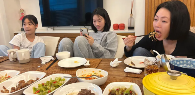 李敖女儿指责小S教坏女儿：吃相奇丑无比 吃饭礼仪恶心