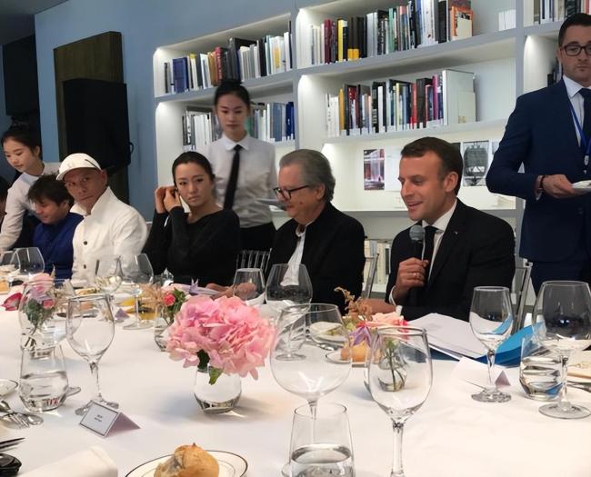巩俐参加中法文化晚宴，坐在与马克龙一人之隔的位置，对法国总统说：我是中国人就讲中文了