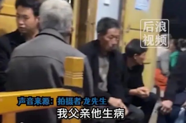 老人病危50多位亲友探望