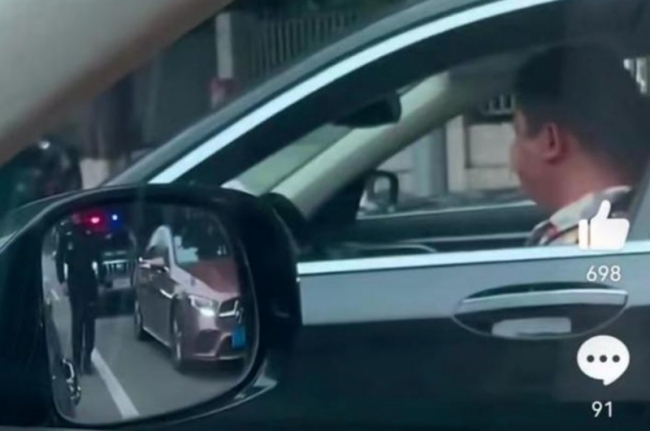 男子丢垃圾被特警扔回车