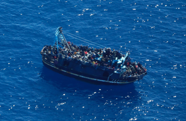 载400人非法移民船只在地中海遇险:船体正缓慢下沉