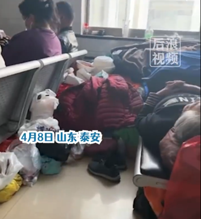 老人长期在医院长椅吃住 倚老卖老行为应及时制止  