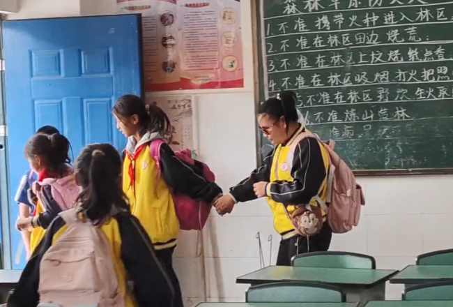 好友每天接视障女孩放学回家 网友：她生命里的一束光