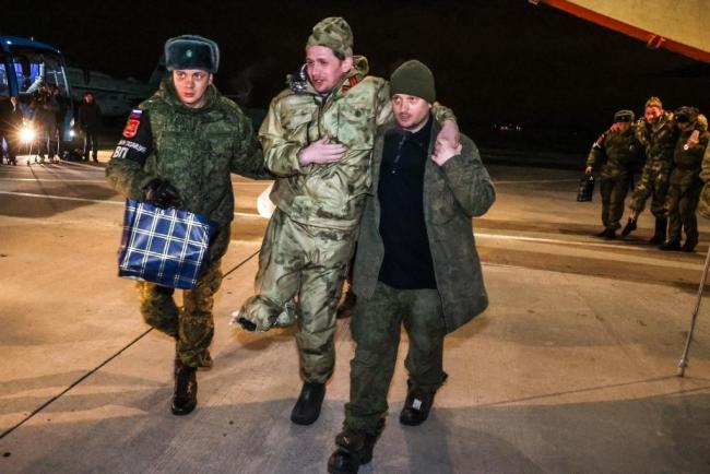 俄乌交换被扣押人员，106名被扣押的俄罗斯军人从乌克兰控制地区被释放