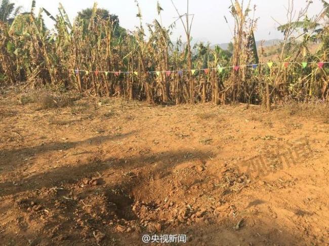 缅甸一村庄遭炸弹袭击，导致数十人伤亡，村庄中大部分建筑被毁