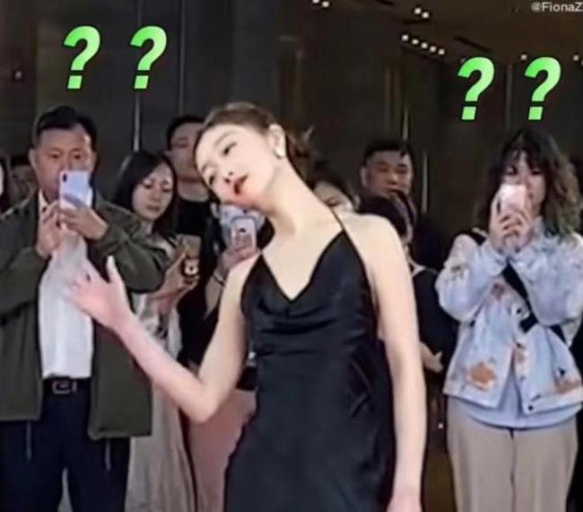 慢镜头成红毯“新玩法”周冬雨红毯慢镜头被群嘲 网友：尴尬的我抠脚指头！