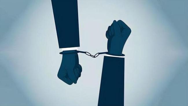 男子投诉邻居占用消防通道反被对方威胁：你小孩在这附近上学是吧？ 