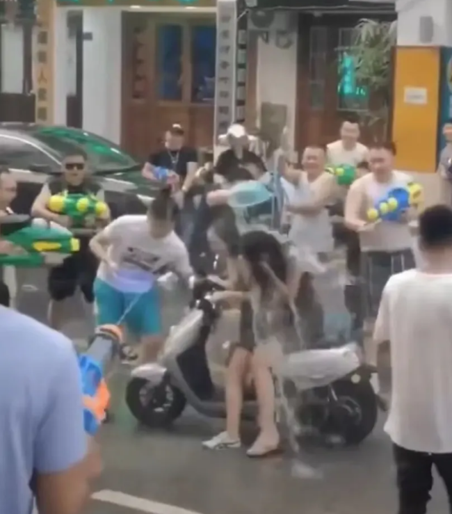 “泼水节被撕扯雨衣”女生:很崩溃,对泼水节有了阴影