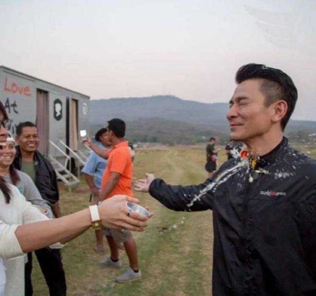 刘德华也在泰国过泼水节 并称：一起沉浸在宋干节的快乐中