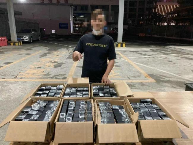司机藏匿手机电池被查获 总共走私5,800块手机电池     