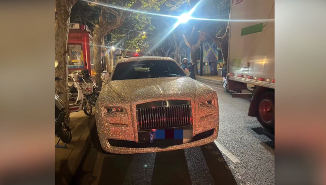 上海街头现全车满钻劳斯莱斯因违停被贴罚单，这就有点尴尬了