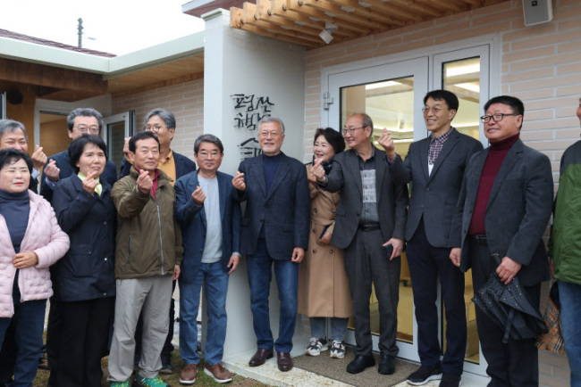 文在寅和村民喝米酒庆自家书店开业，成为首位卸任后开店的韩国前总统
