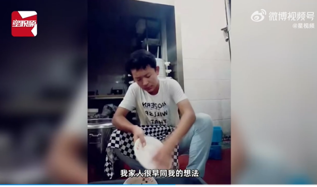 小伙15岁辍学打工 现在是新闻主播
