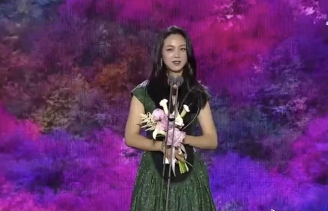 汤唯获第59届百想影后 这也是汤唯继《晚秋》之后，二封百想艺术大赏影后