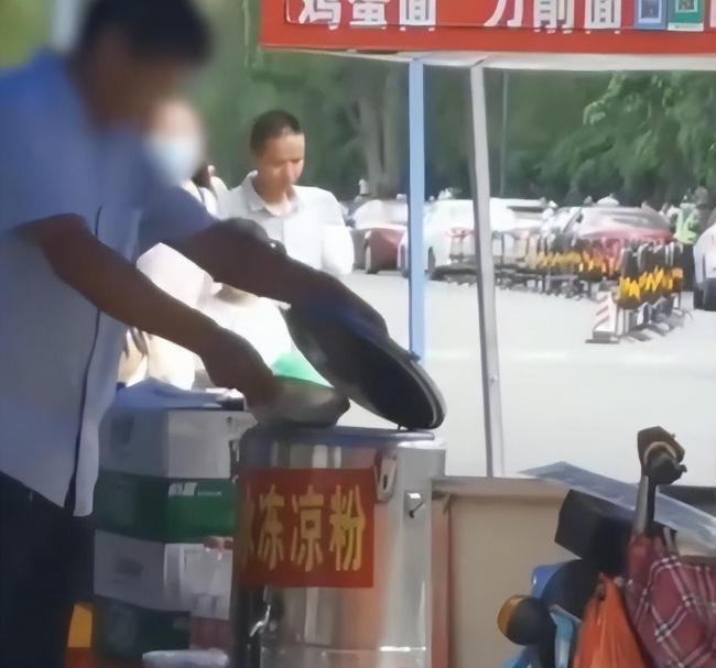 东莞凉粉店老板把剩粉倒回桶里重卖，女子拍下视频 报警揭黑心行径！