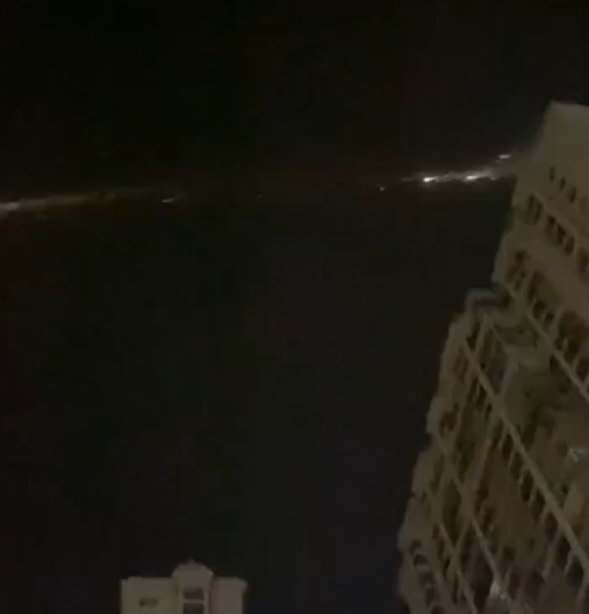 哈尔滨网友拍到不明飞行物 目击者：持续了10多秒，以下降姿态快速飞过，不像飞机和流星 到底是啥？