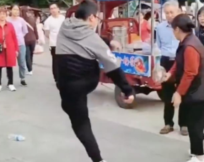 男孩不交手机当街打奶奶