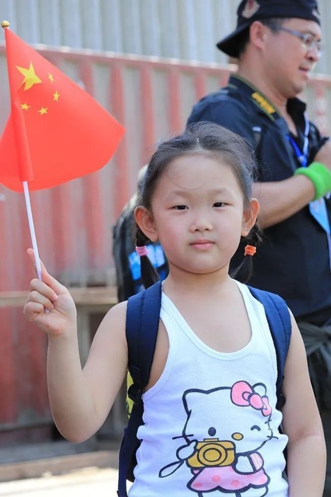 也门撤侨牵手照温暖后续 她的梦想是自己日后能为国铸“舰”
