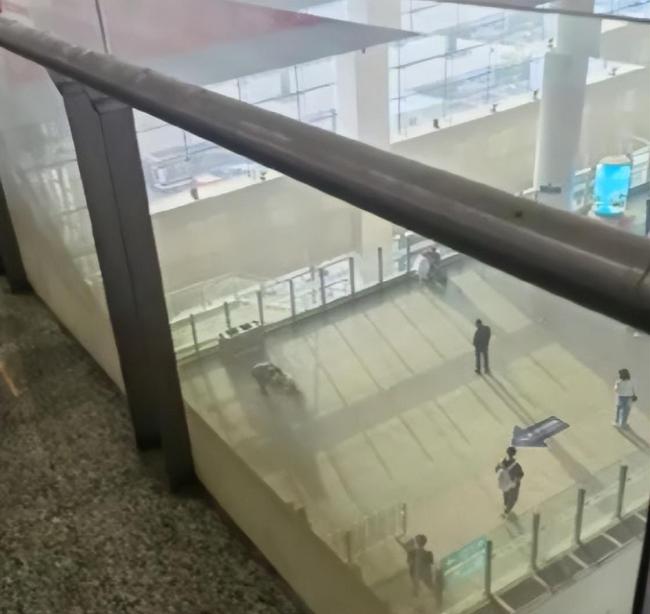 上海虹桥火车站发生坠楼事件，一名女子从高楼跌落，目前正在医院紧急抢救中！